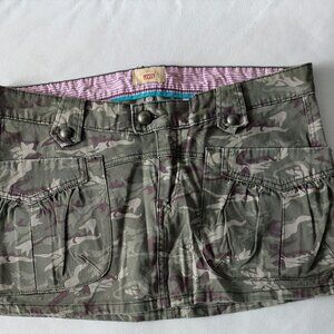 Levis camo skirt